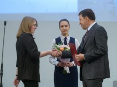 Губернатор вручил награды лучшим школьникам