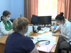 Евгений Куйвашев поощрил более 60 свердловских медиков специальной премией за сохранение жизни и здоровья уральцев