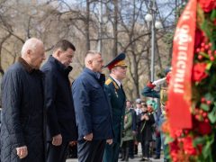 Евгений Куйвашев возложил цветы к памятнику маршалу Жукову в преддверии Дня Победы