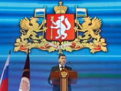 Президент наградил Евгения Куйвашева орденом Александра Невского