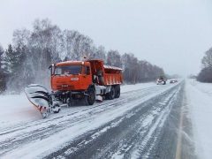 285 машин расчищают дороги от сильнейшего снегопада