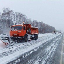 На дорогах Свердловской области с последствиями воскресного снегопада борются 258 машин