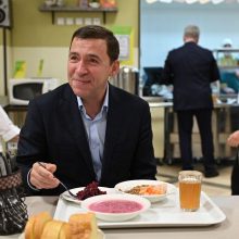 Евгений Куйвашев проверил, как организовано питание в одной из школ Екатеринбурга и дал поручения по школьным обедам в регионе