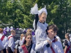 ТРУДНО ЧТО-ТО ИЗМЕНИТЬ — НА МНЕ ЛЕНТА «ВЫПУСКНИК»