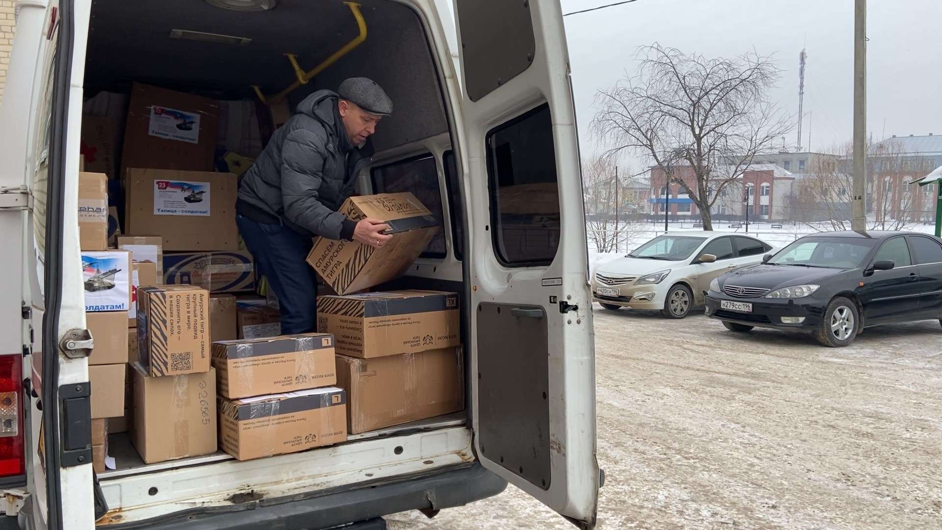 Гуманитарная помощь донбассу. Водители гуманитарной помощи вакансии. Гуманитарная помощь донбассу. Гуманитарный груз. Водители гуманитарной помощи вакансии.